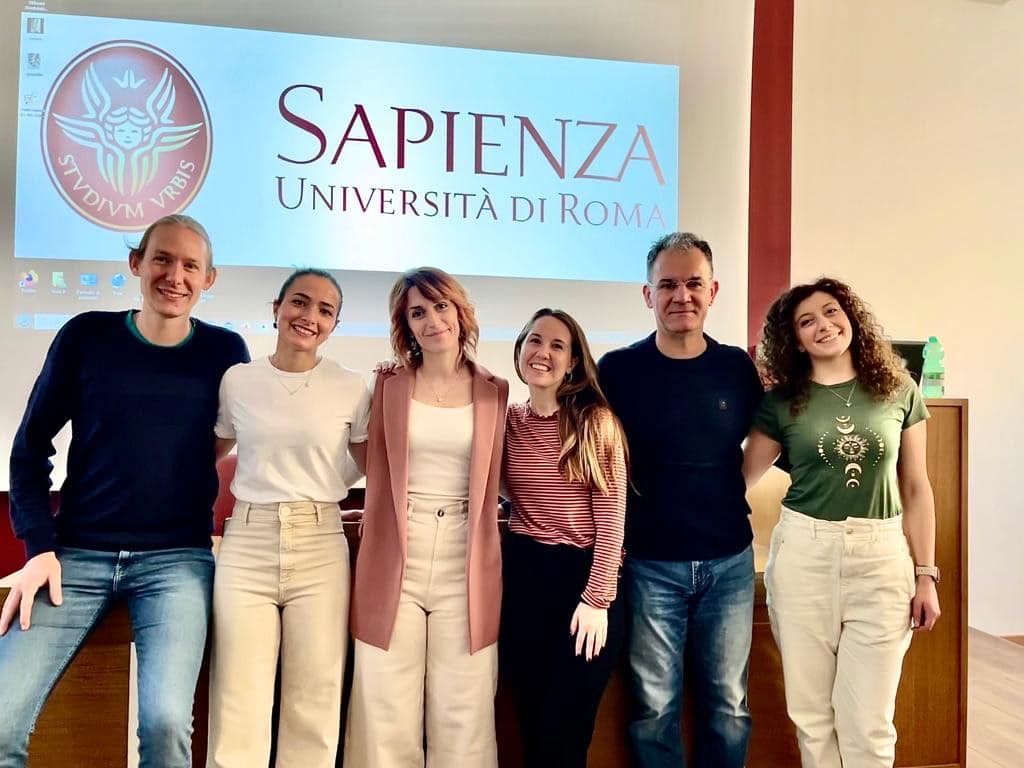 Elena Benedettini con il team di ricerca all'Università La Sapienza di Roma